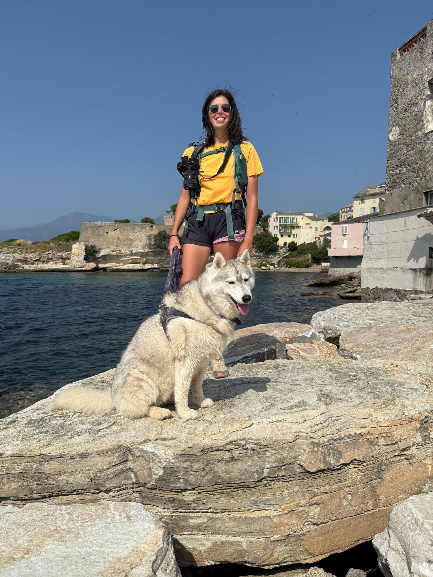 marie blauwart et son husky en promenade à saint-florent