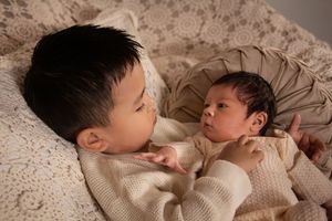 newborn sessions sibling photo connection
