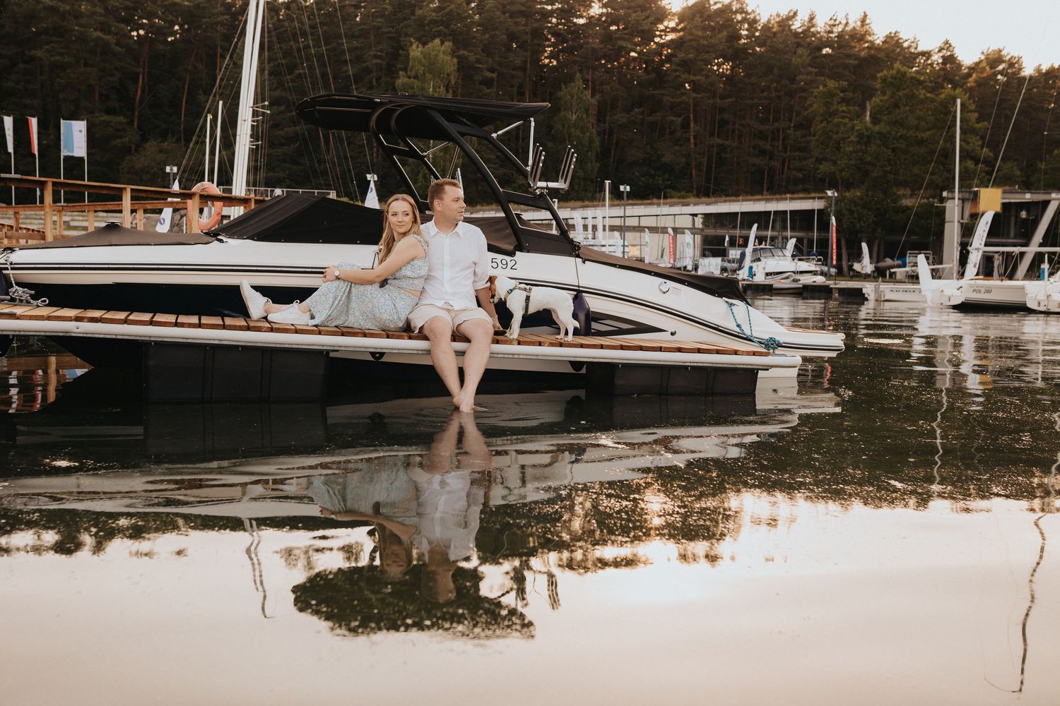 sesja narzeczenska nad jeziorem. Wojciech Grzegorczyk fotograf ślubny