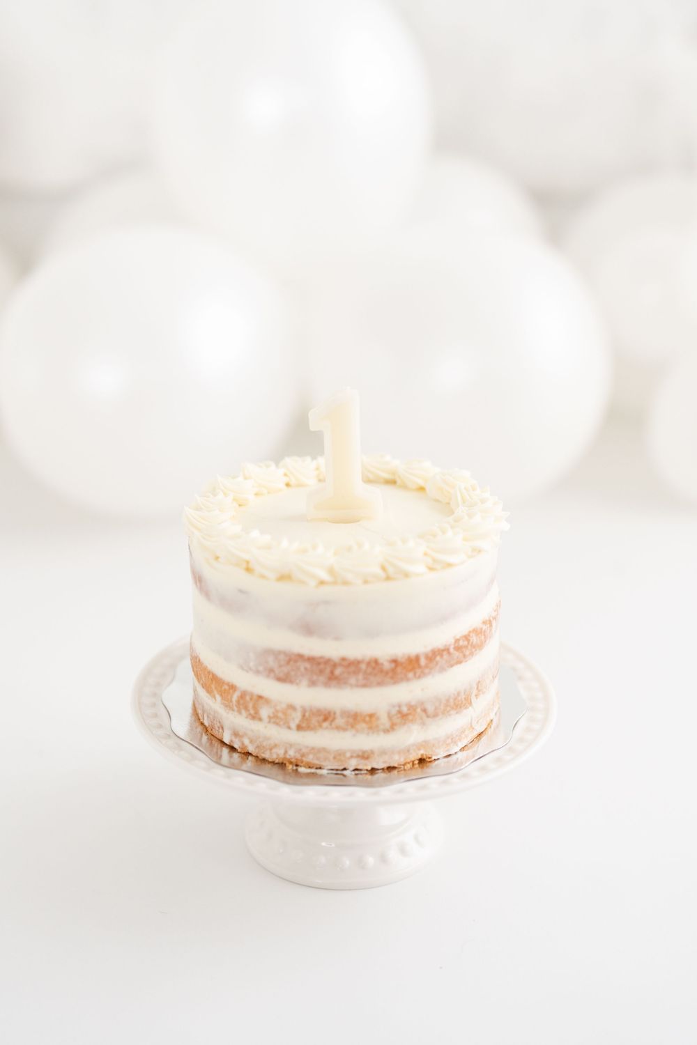 Gâteau blanc à la vanille pour une séance anniversaire au studio de Québec