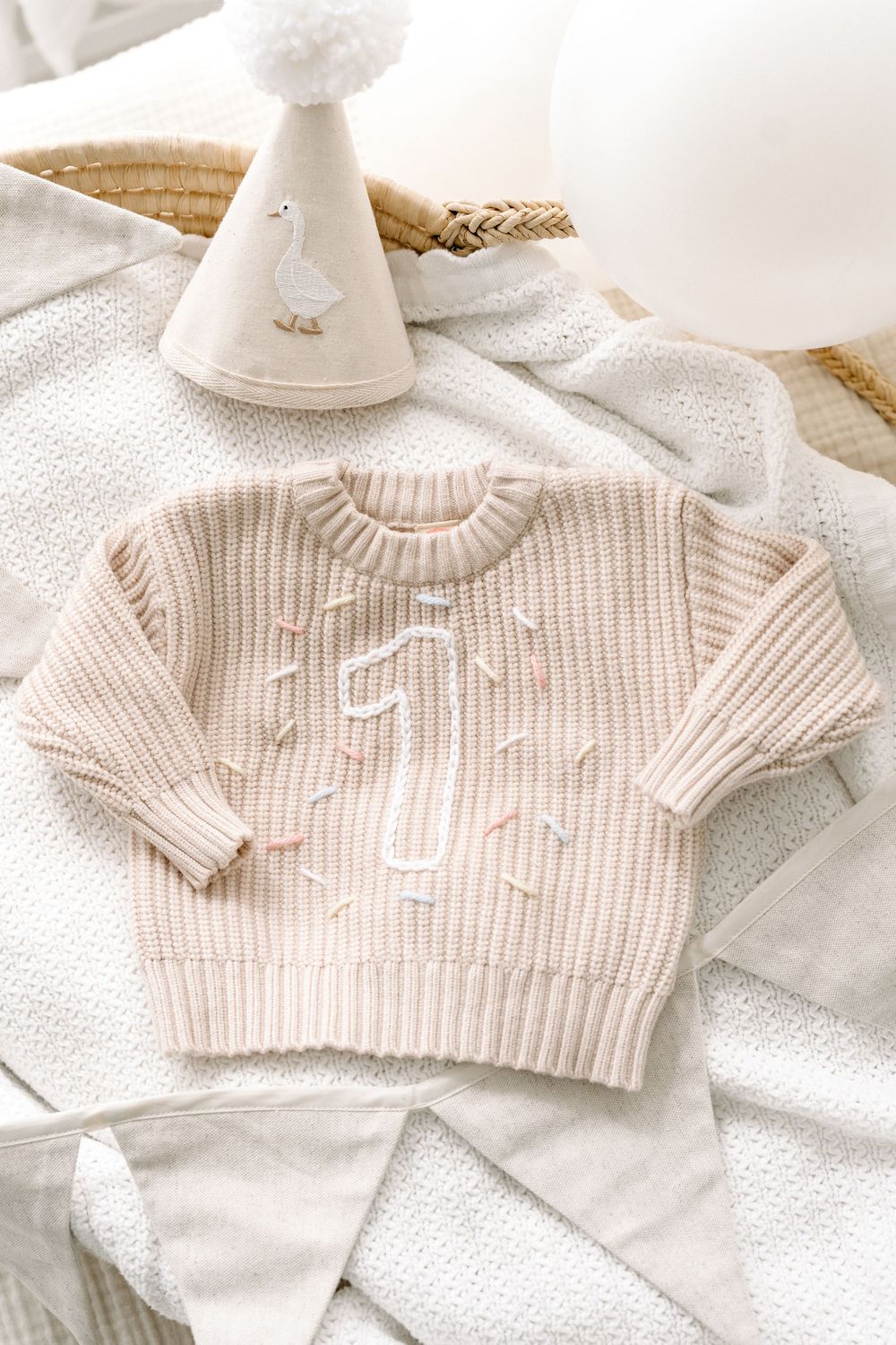 Chandail de laine avec un chiffre un brodé pour célébrer le premier anniversaire de bébé au studio de photographie séance anniversaire smash