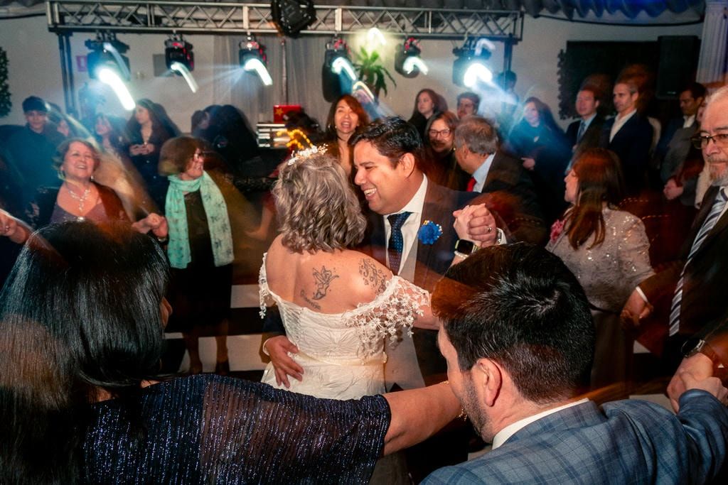 otografía dinámica de los novios bailando, utilizando técnica de larga exposición para capturar el movimiento y la energía del baile
