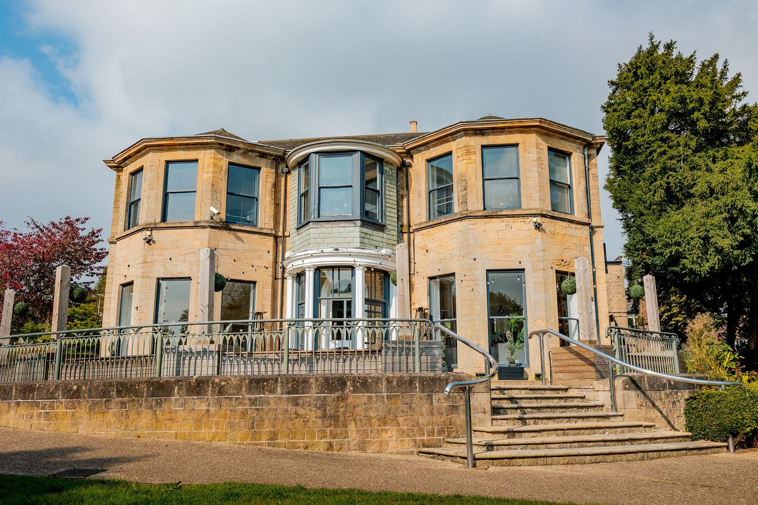 Carr bank wedding venue in Nottinghamshire with gardens perfect for documentary wedding photography.