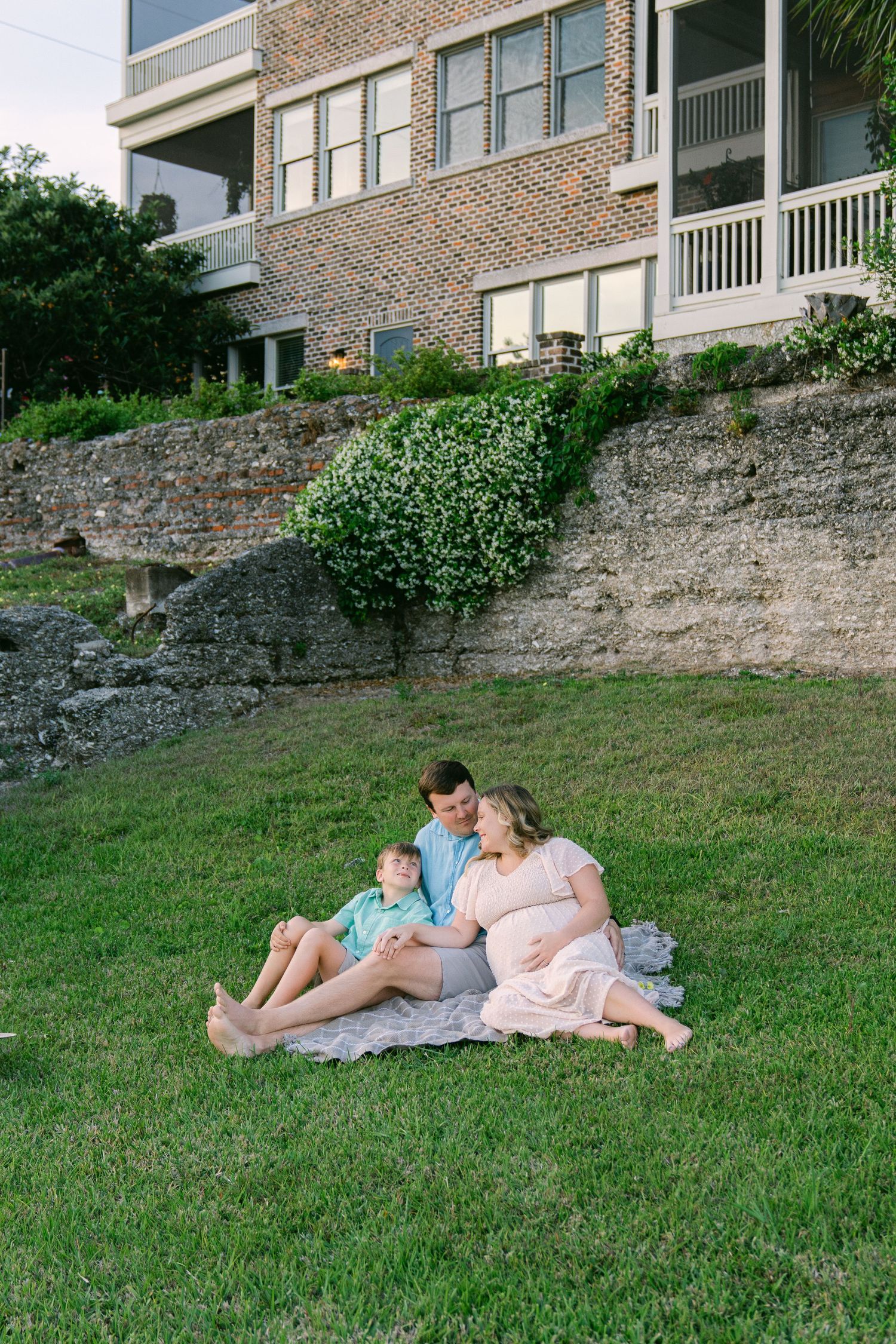 Outdoor pregnancy portraits in Darien

Dreamy maternity shoot by Georgia’s coast