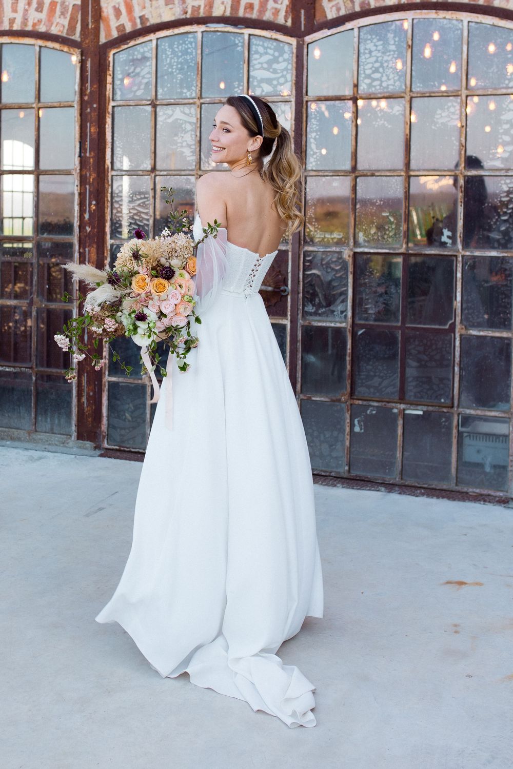 La mariée pose avec son bouquet de fleurs