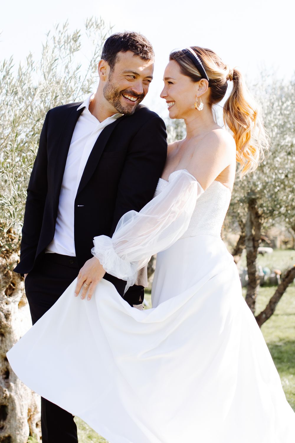 Mariés posant pour leur séance couple