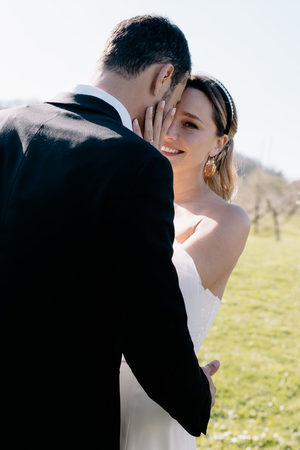 La mariée mise en valeur pendant que le marié l'enlace
