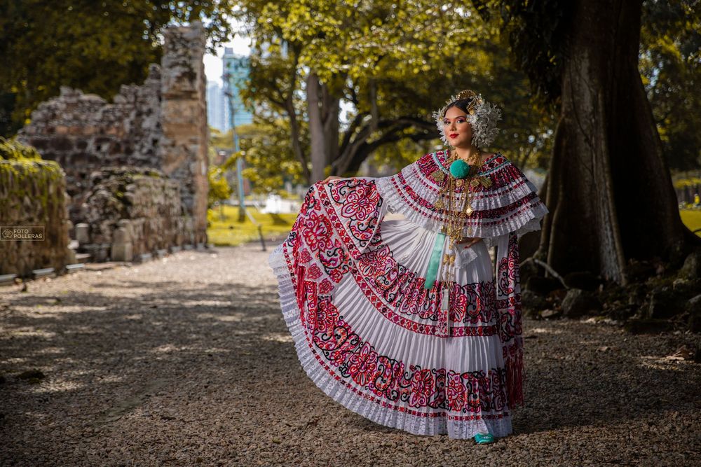 Mujer con pollera santeña de gala en sesión fotográfica en panama la vieja