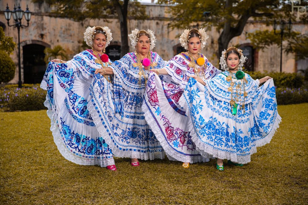 grupo familiar de cuatro mujeres vestidas con la pollera panameña en la plaza de francia