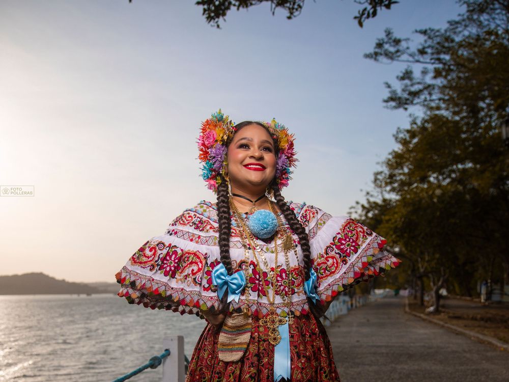 Mujer con pollera montuna santeña y tembleques de colores  en sesión fotográfica en la calzada de amador