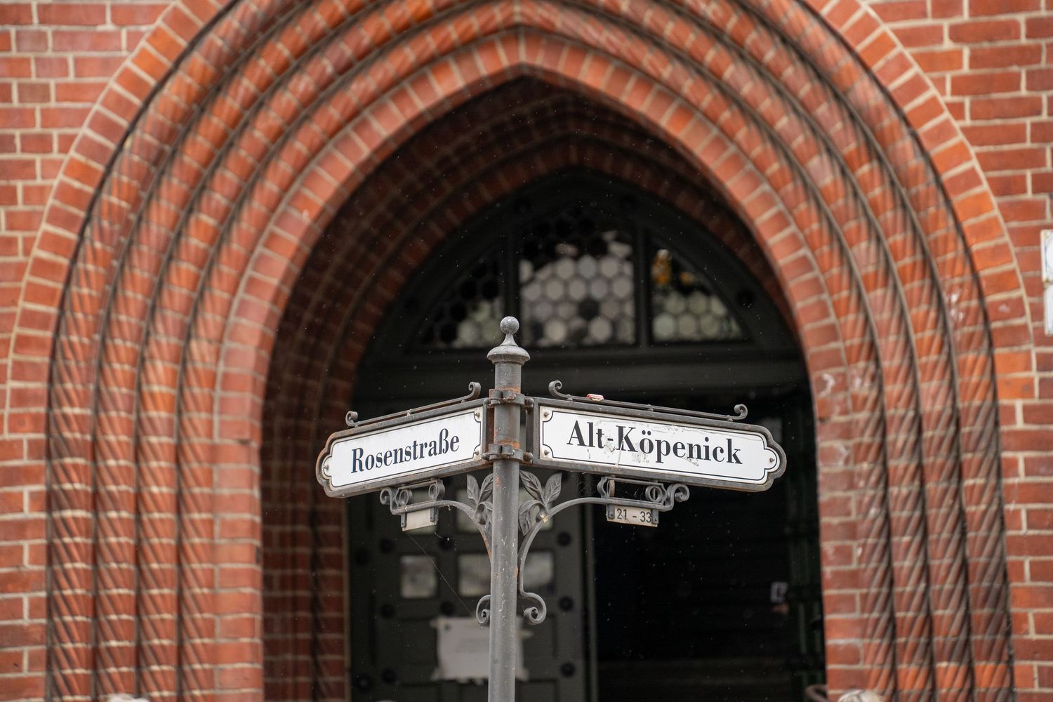 Hochzeitsfotograf Schloss Köpenick Berlin – Wegweiser Rosenstraße Alt-Köpenick am Kirchportal
