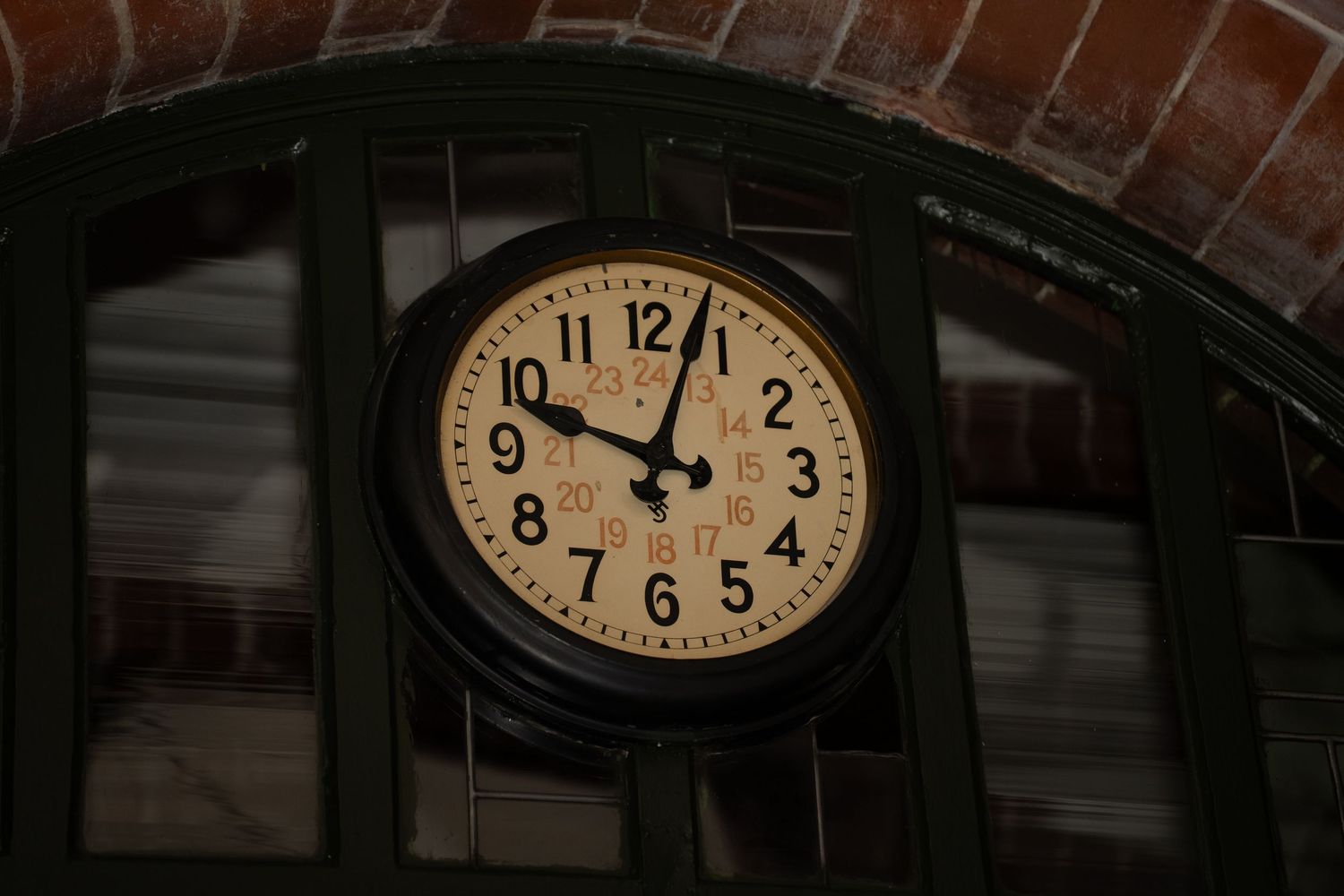 Hochzeitsfotograf Schloss Köpenick Berlin – Detailaufnahme historische Uhr am Eingang