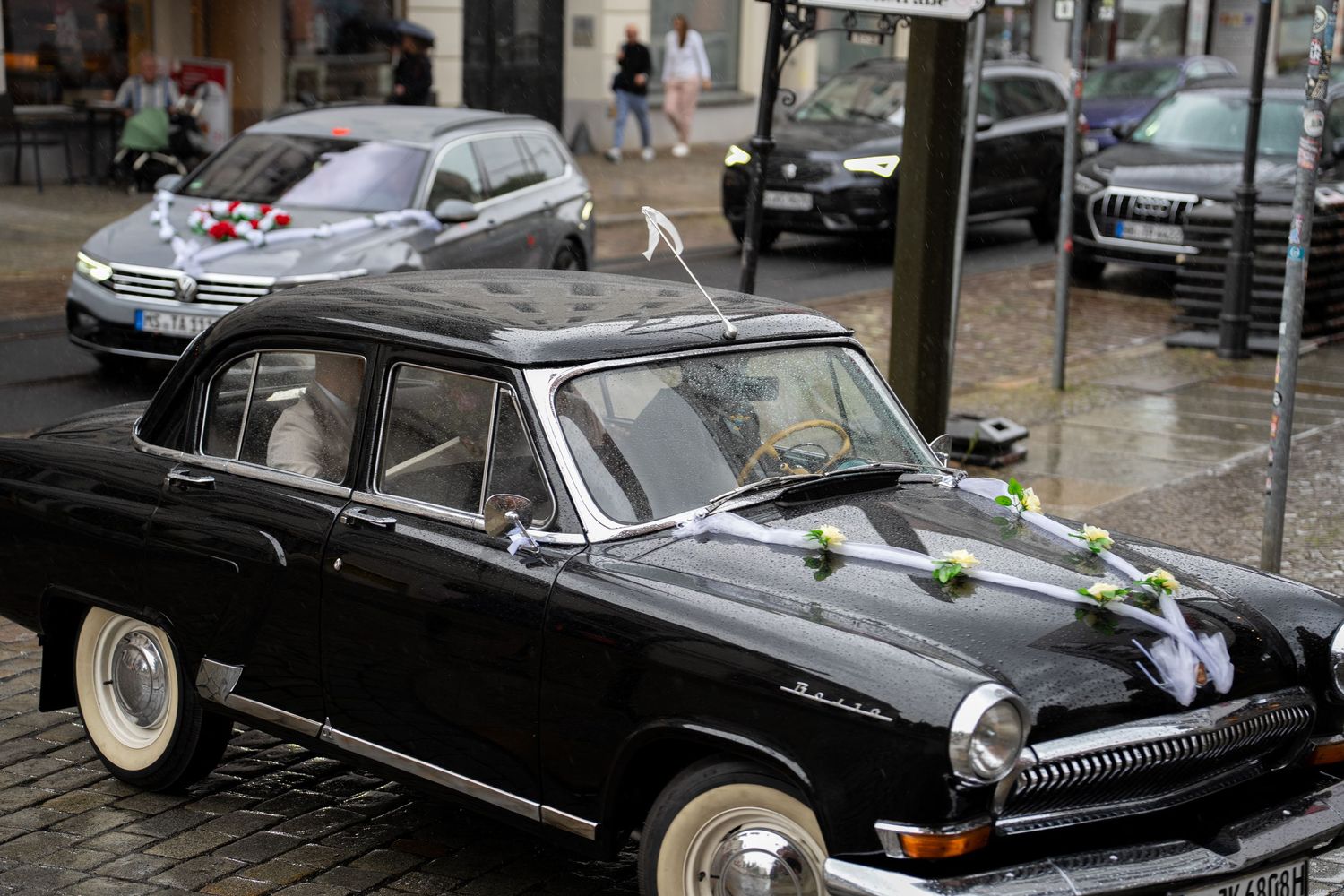 Hochzeitsfotograf Schloss Köpenick Berlin – Oldtimer Brautauto mit Blumenschmuck vor dem Standesamt