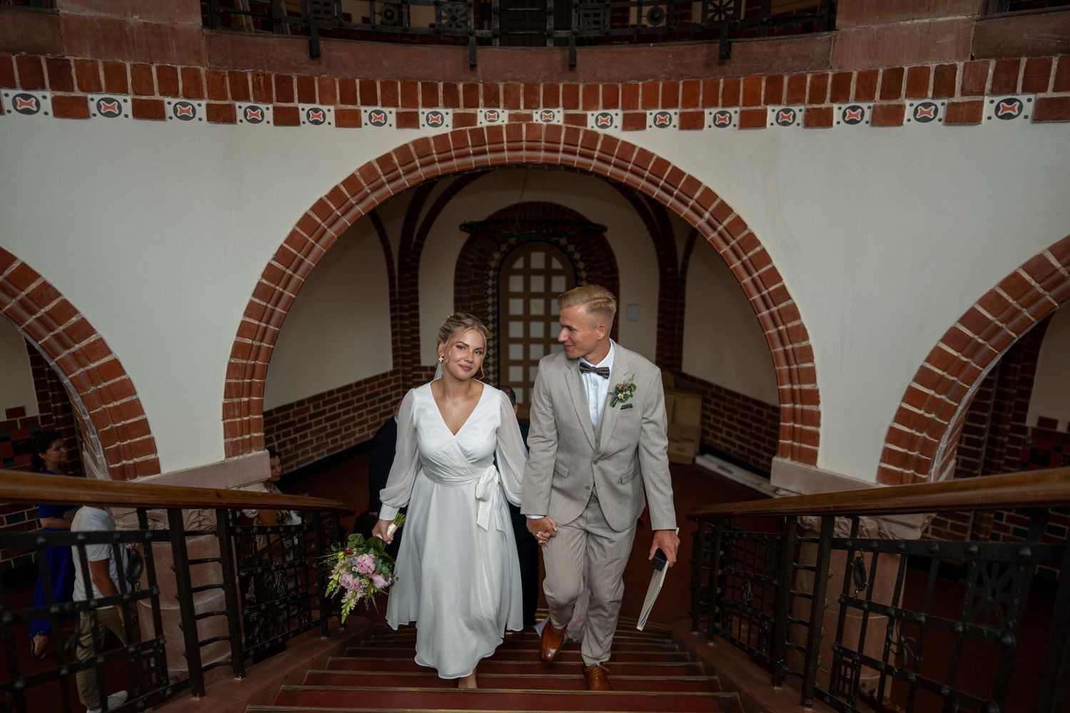 Hochzeitsfotograf Schloss Köpenick Berlin – Brautpaar läuft historische Treppe hoch nach Trauung