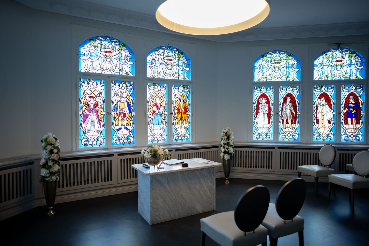 Hochzeitsfotograf Schloss Köpenick Berlin – Blick ins Trauzimmer mit bunten Fenstern