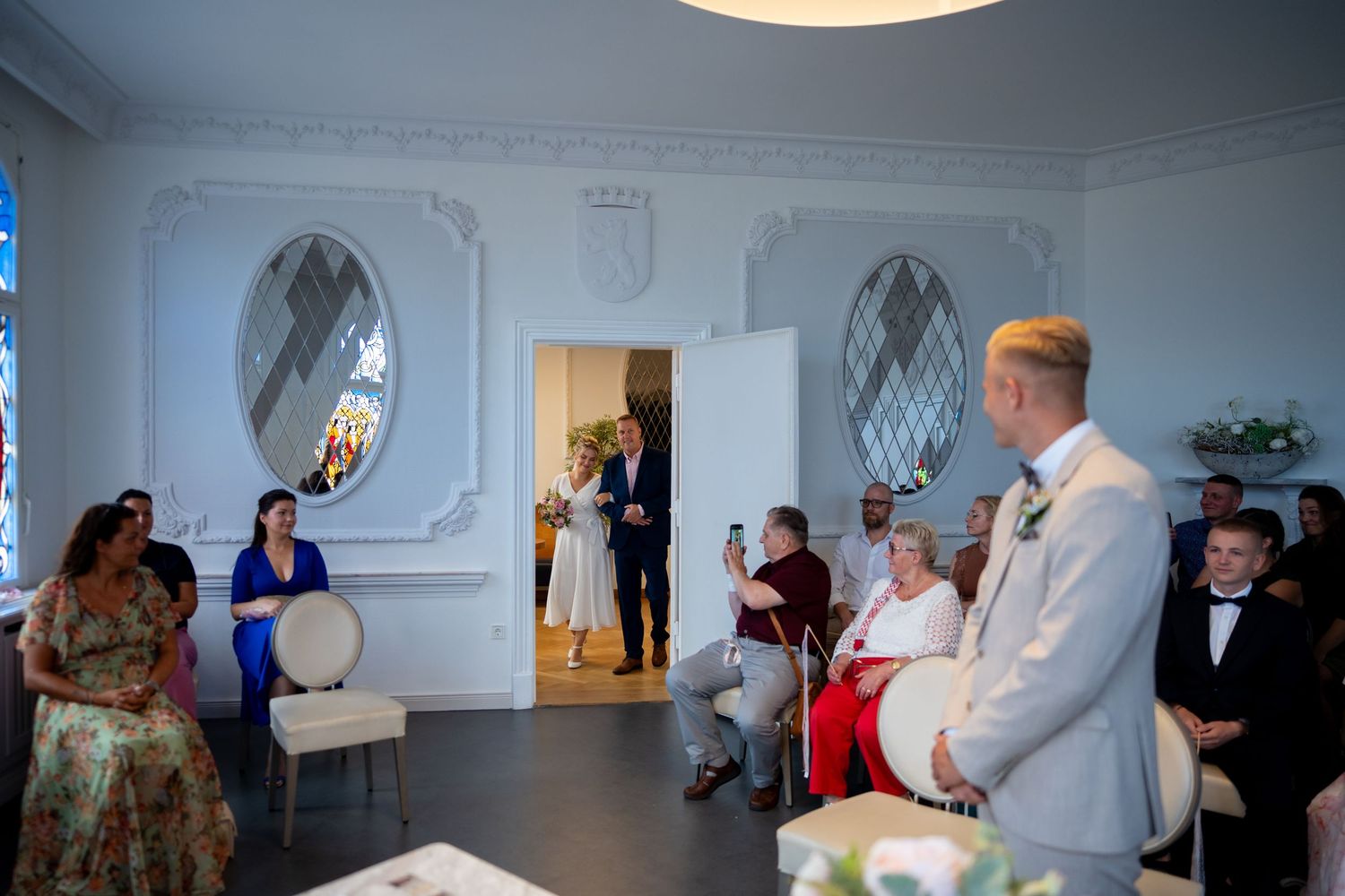 Hochzeitsfotograf Schloss Köpenick Berlin – Bräutigam Rede vor Familie im Trauzimmer