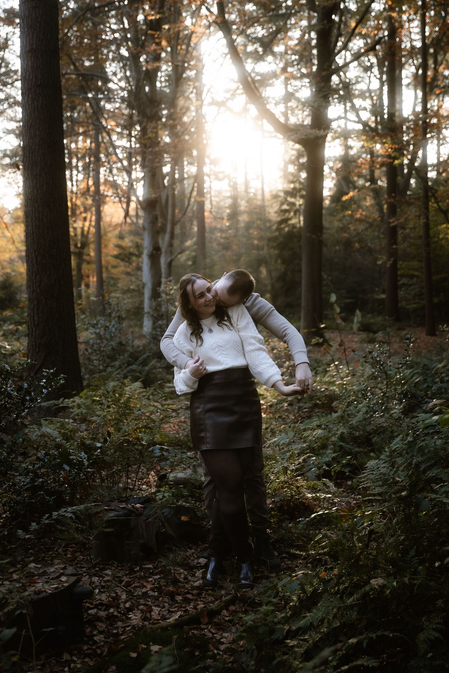 Romantische loveshoot van koppel in natuurlijk licht – Rochellis Fotografie