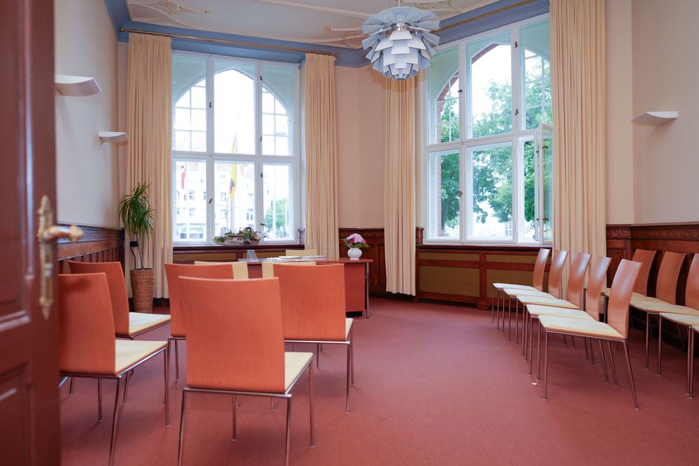 Hochzeitsfotograf Berlin Lichtenberg, ruhiges Trauungszimmer für standesamtliche Trauungen