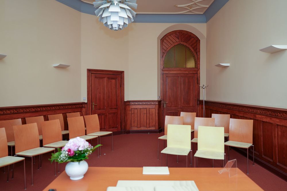 Hochzeitsfotograf Berlin Lichtenberg, Trauungszimmer im Rathaus Lichtenberg mit schlichter Gestaltung