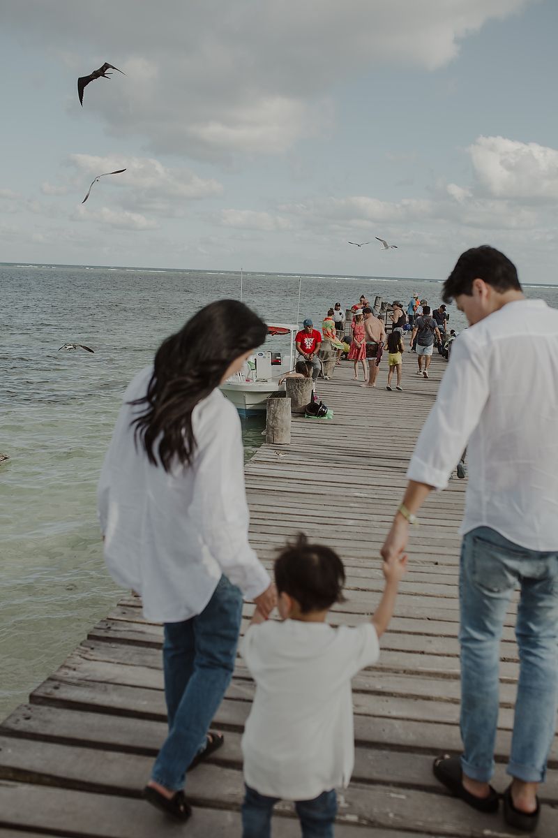 Family maternity photoshoot on the fishermen’s pier in Puerto Morelos.