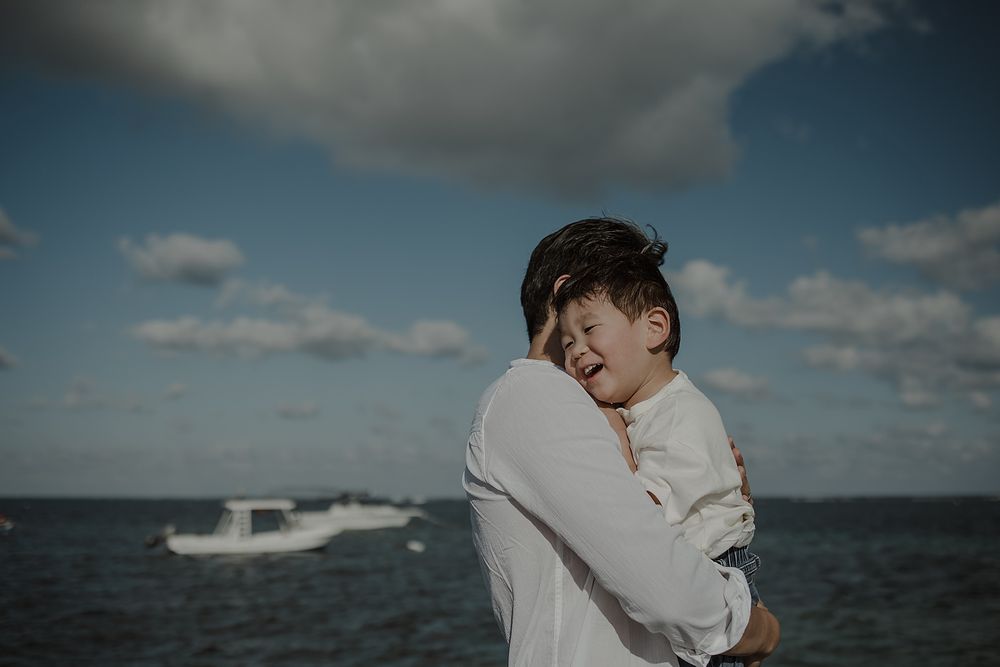 Tender color father portrait with child in Puerto Morelos.