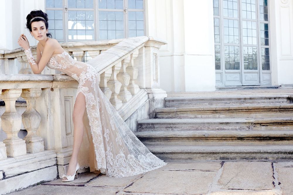 Una fotografia di sposa che sembra una fotografia editoriale di moda. Bellezza ed eleganza, in una location prestigiosa, tutto è perfetto