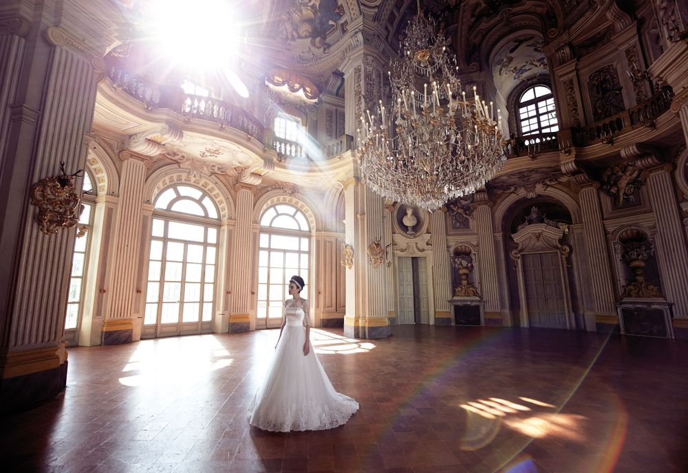 Fotografia di una sposa in un prestigioso palazzo antico e nobiliare con una luce sofisticata e curata