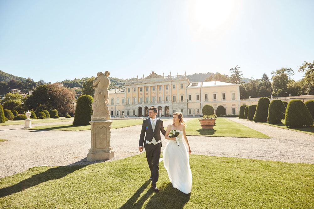 Coppia di sposi in una location elegante e prestigiosa, villa antica in una bella giornata raccontata dai fotografi di Origami Wedding