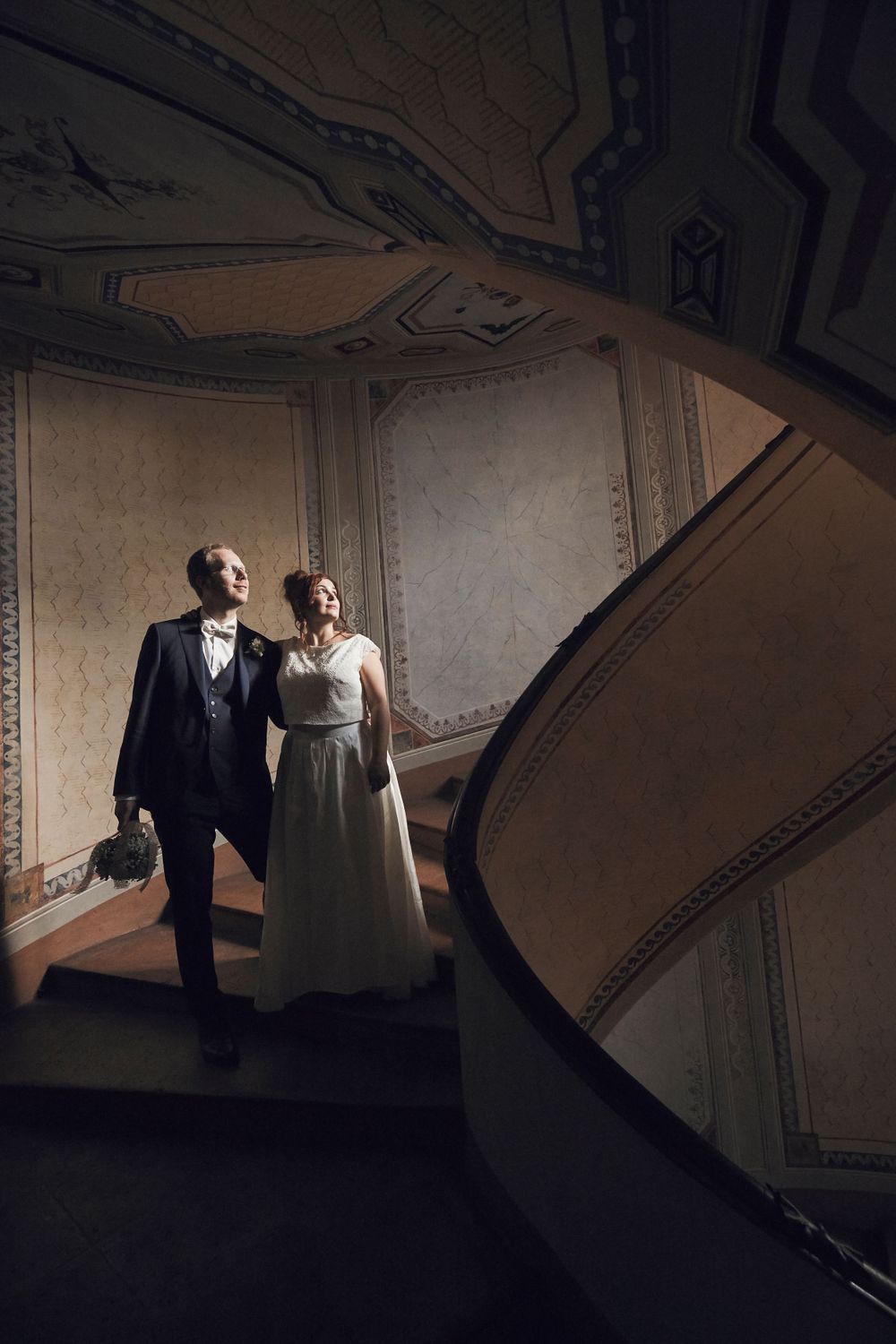 una fotografia di alta qualità e di grande eleganza di una coppia di sposi, con l'armonia di una prestigiosa scalinata