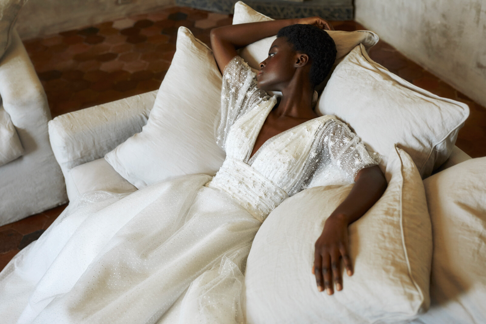 Una fotografia di sposa con il sapore di una fotografia di un editoriale di moda. Bellezza ed eleganza.