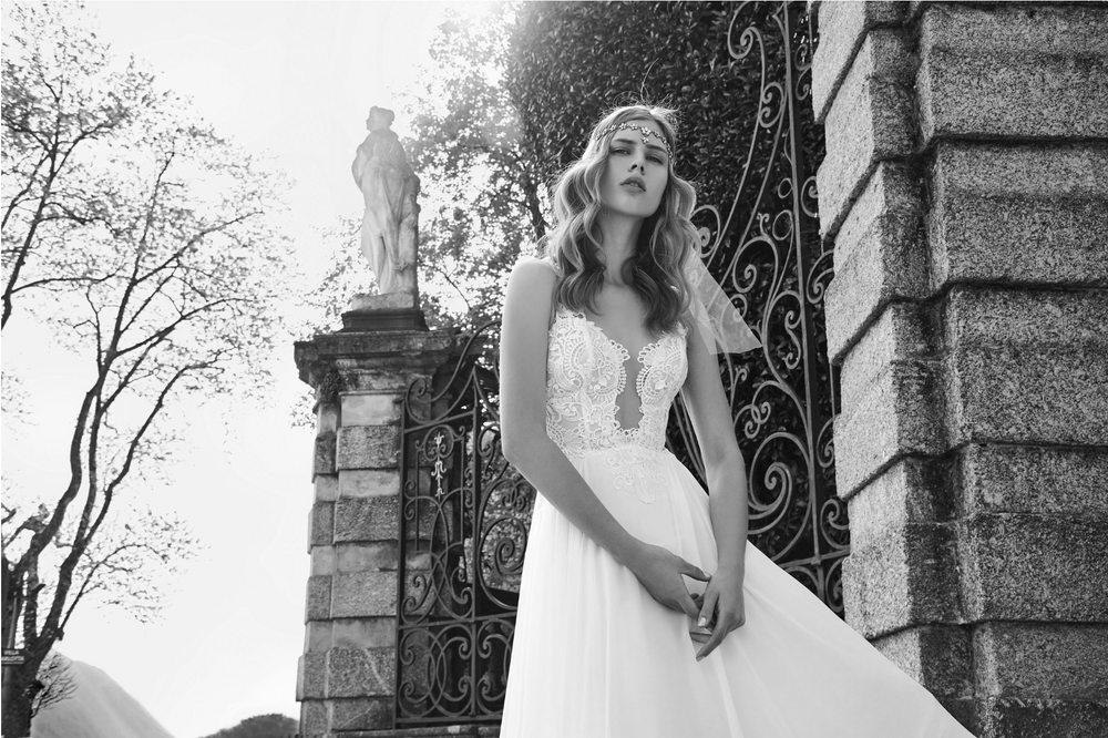 una fotografia in bianco e nero di una sposa che sembra un editoriale di moda, raffinatezza e carattere.