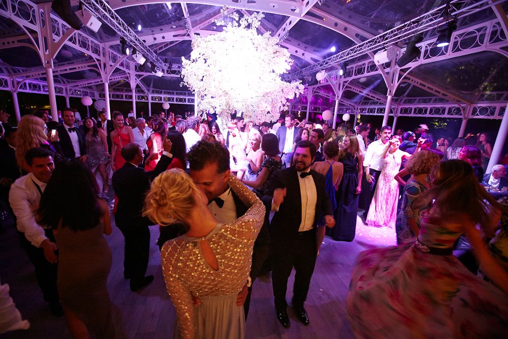 una coppia di sposi alla festa in un momento di intimità, raccontati con eleganza dai fotografi di Origami Wedding