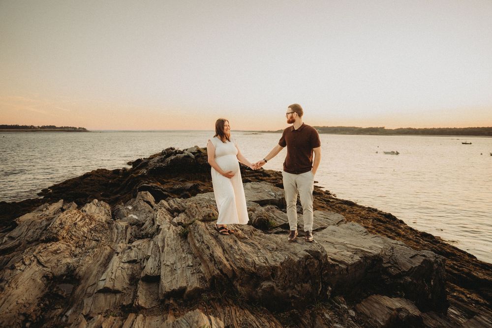Coastal Maternity Photoshoot in Southern Maine