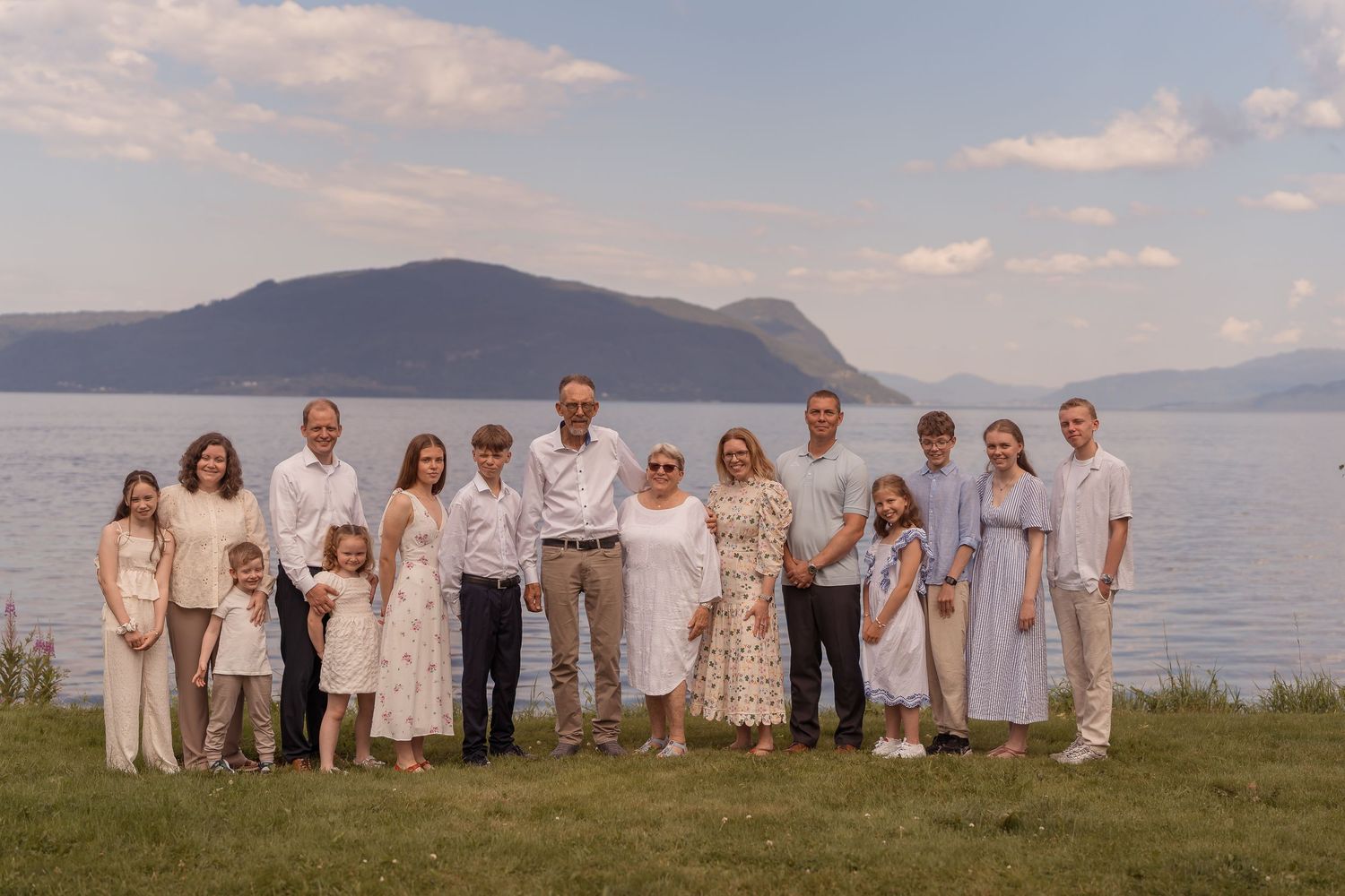 Familiefoto langs fjorden i Hjelmeland