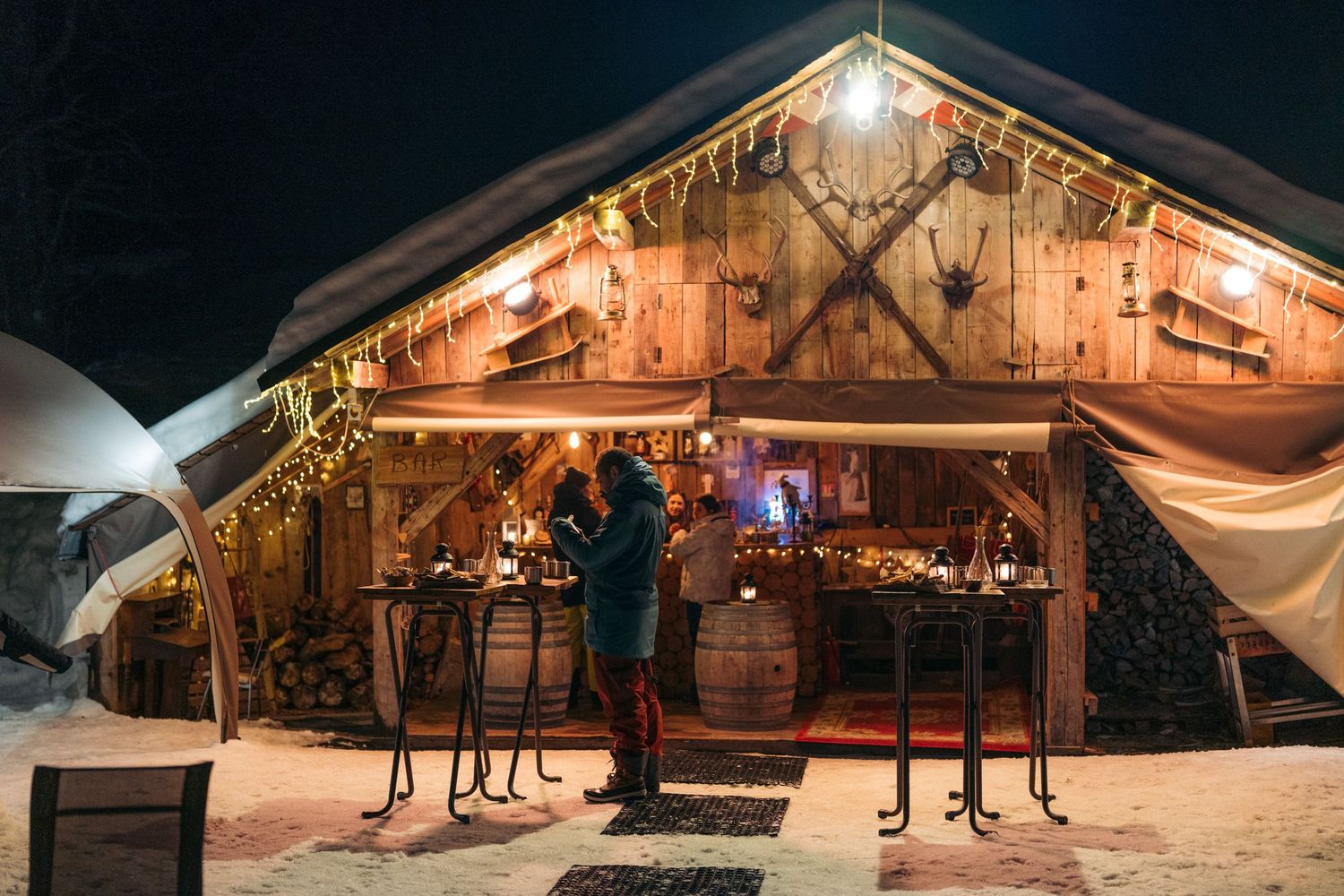 Photo du bar dans le village d'igloo à Annecy
