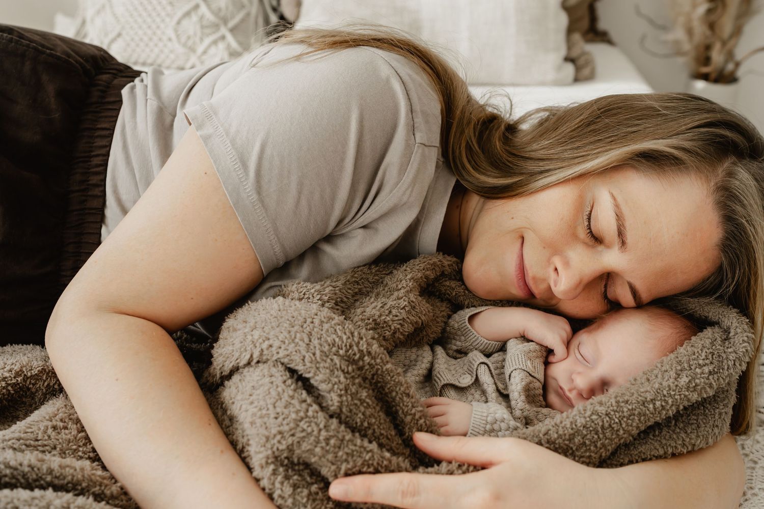 Mama kuschelt mit ihrem Baby beim Babyfotoshooting im Fotostudio Korneuburg Niederösterreich