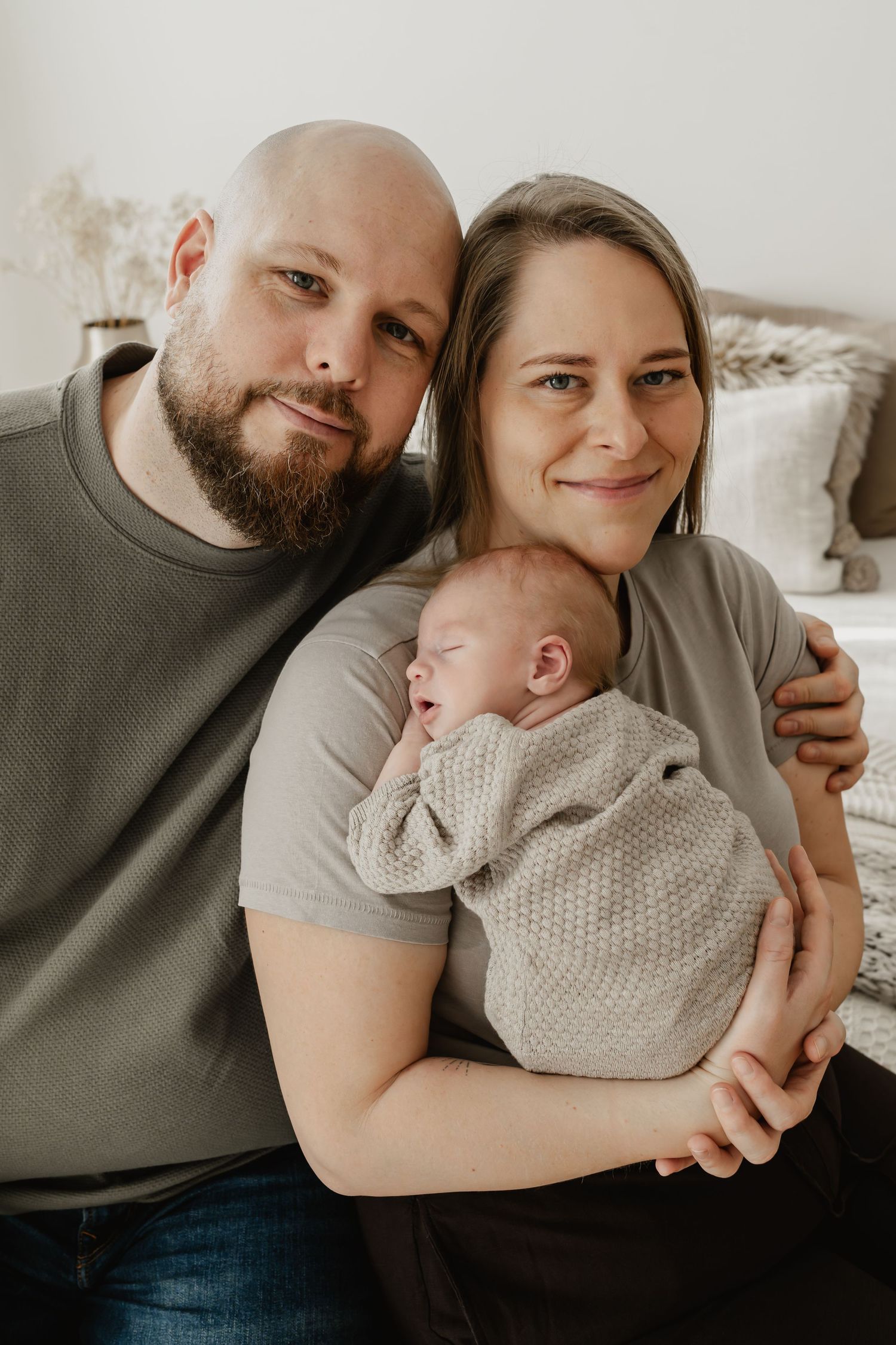 natürliches Familienportrait im Fotostudio Stockerau beim Babyfotoshooting