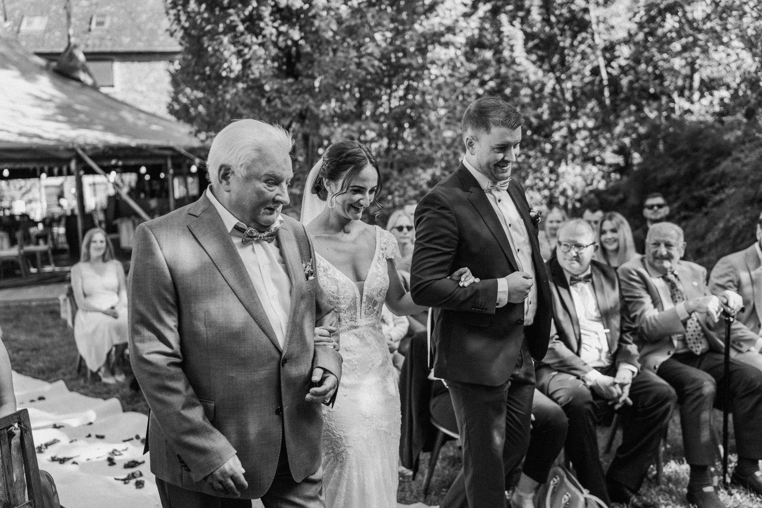Vater und Bruder der Braut bringen sie zum Altar