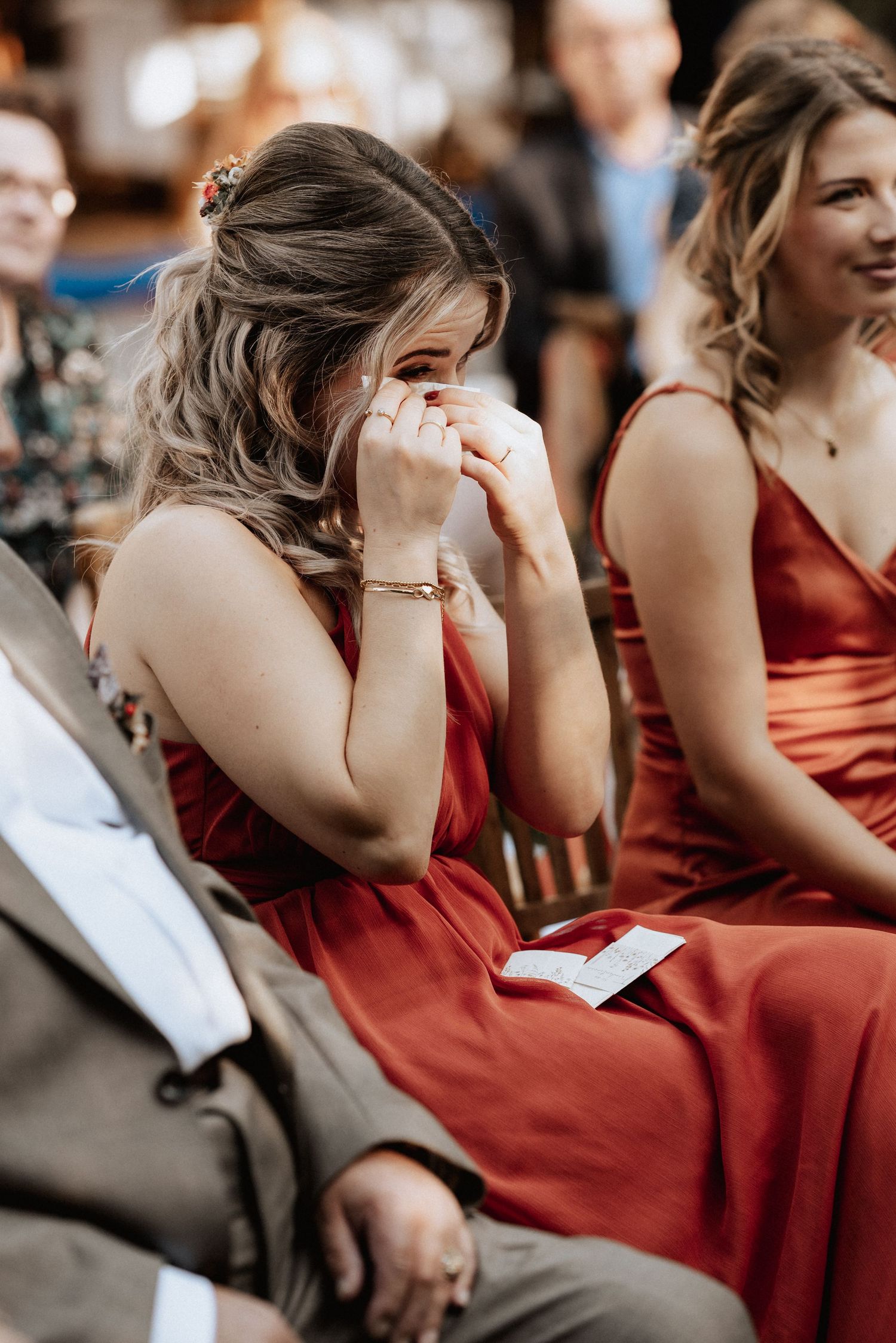 Freundin der Braut weint bei der emotionalen Trauung