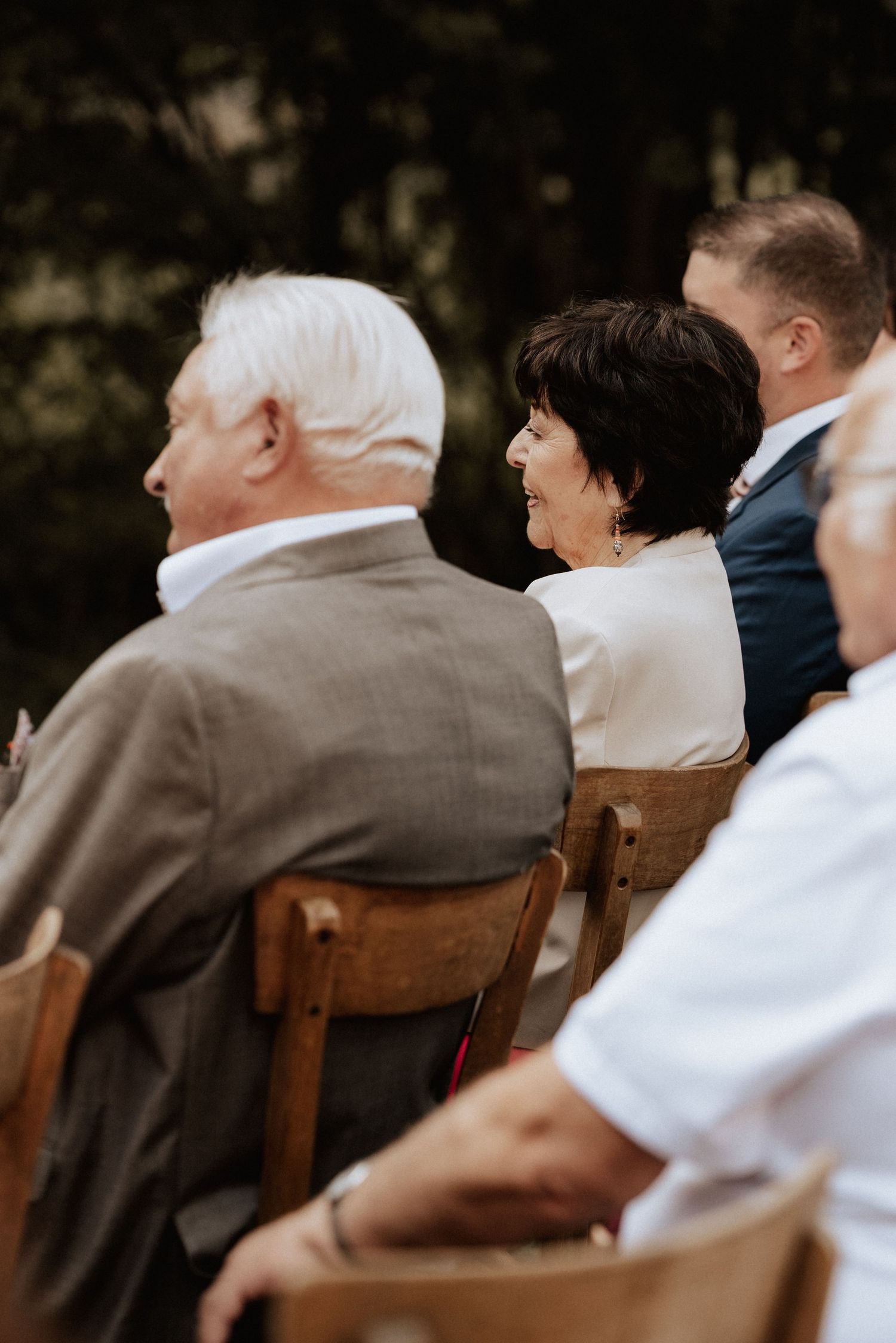 Foto von der Mutter der Braut von hinten während der Trauung
