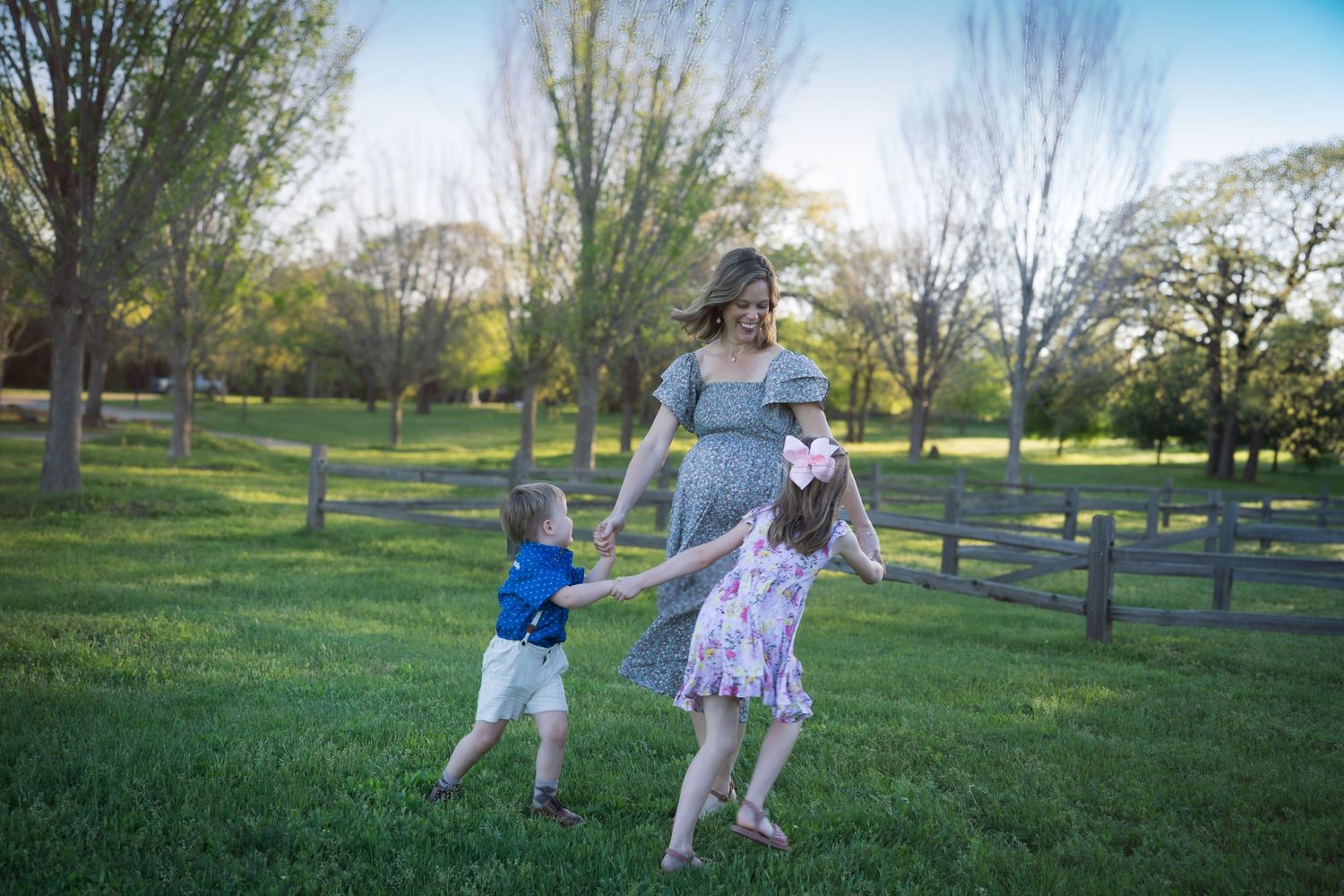 Spring maternity session ring around the Rosie mom and kids Colleyville Texas  baby boy  older sibling outdoors  mini