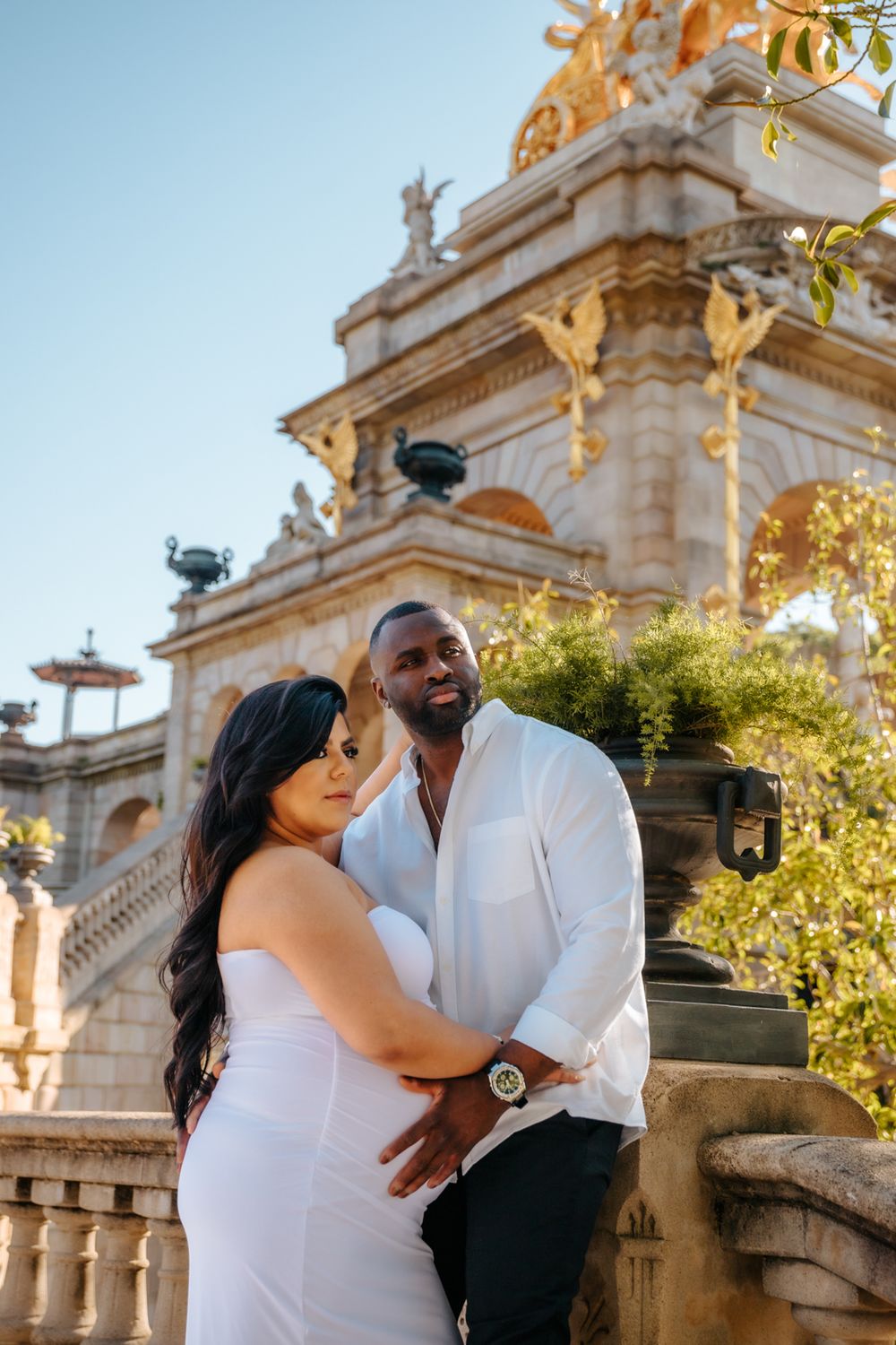 Bright maternity portrait in the vibrant halls of Casa Vicens.