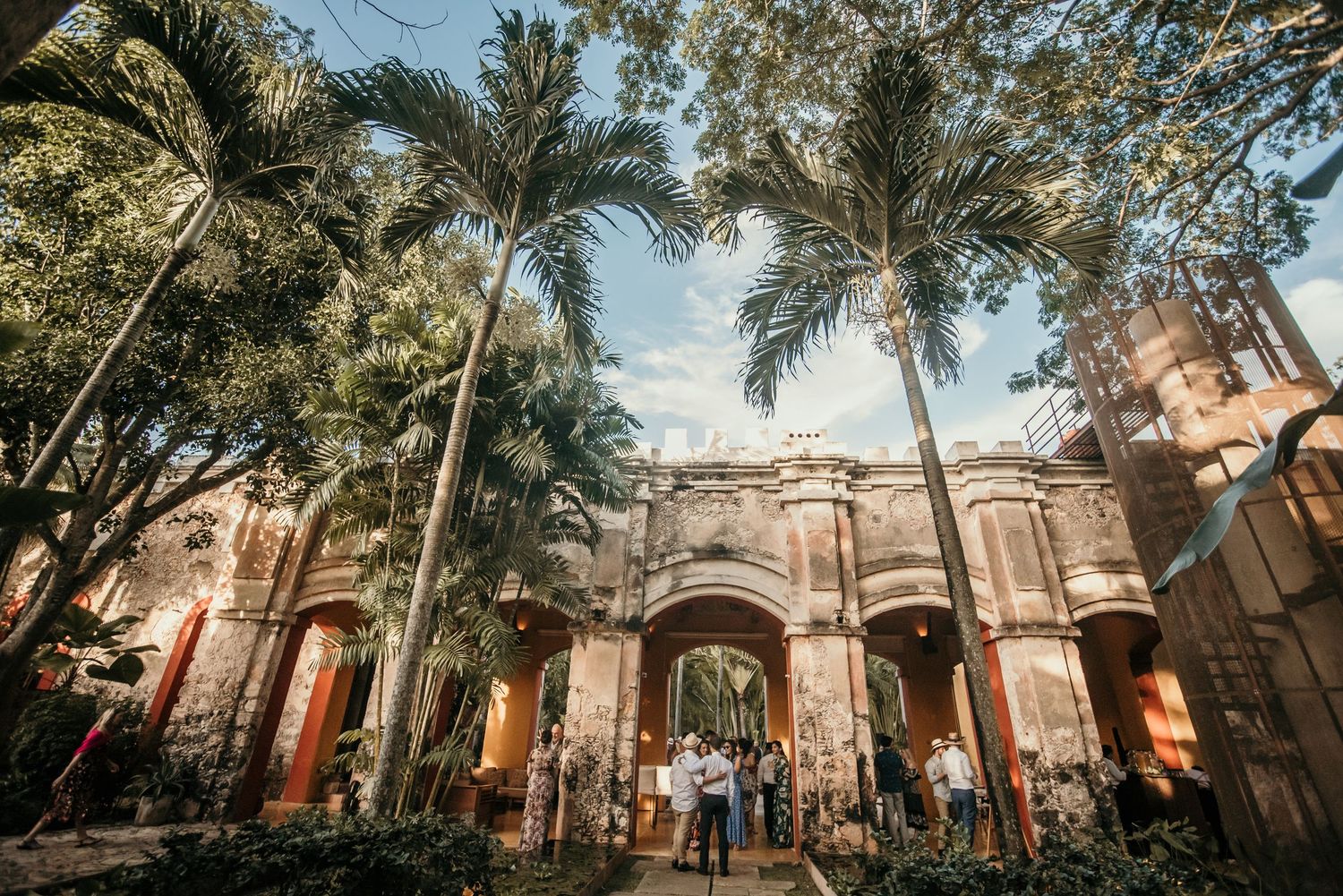 Candid hacienda wedding in Mérida Yucatán – authentic love story in Hacienda Sac Chich.