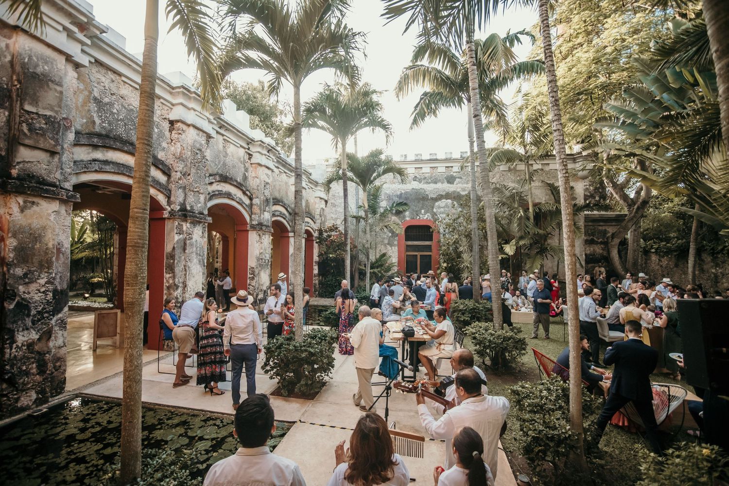 Candid hacienda wedding in Mérida Yucatán – authentic love story in Hacienda Sac Chich.