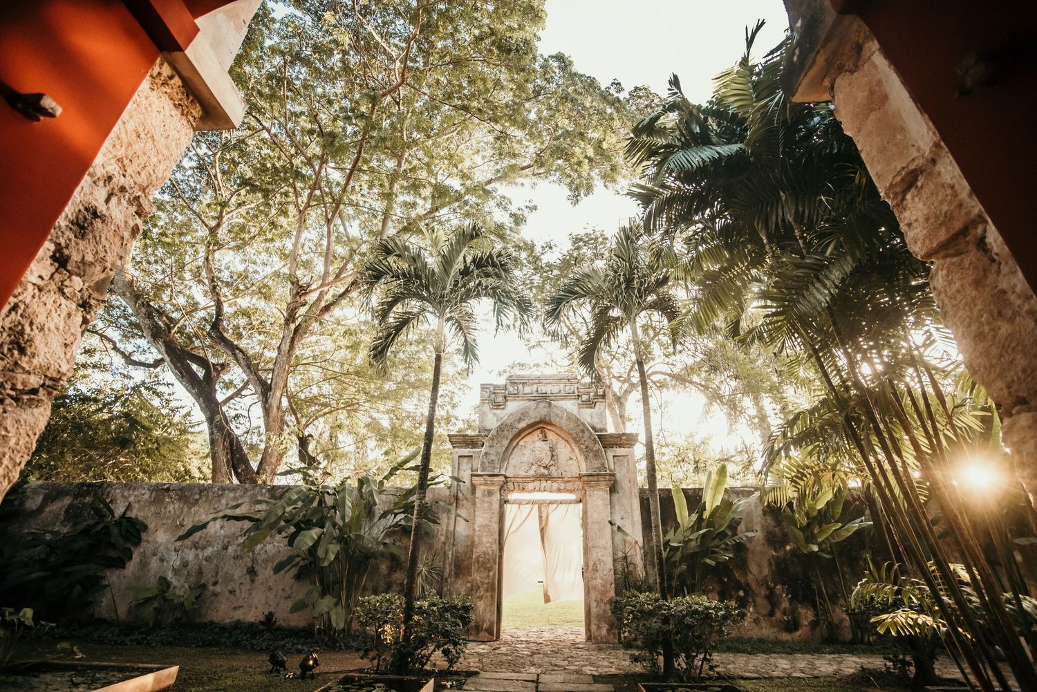 Candid hacienda wedding in Mérida Yucatán – authentic love story in Hacienda Sac Chich.