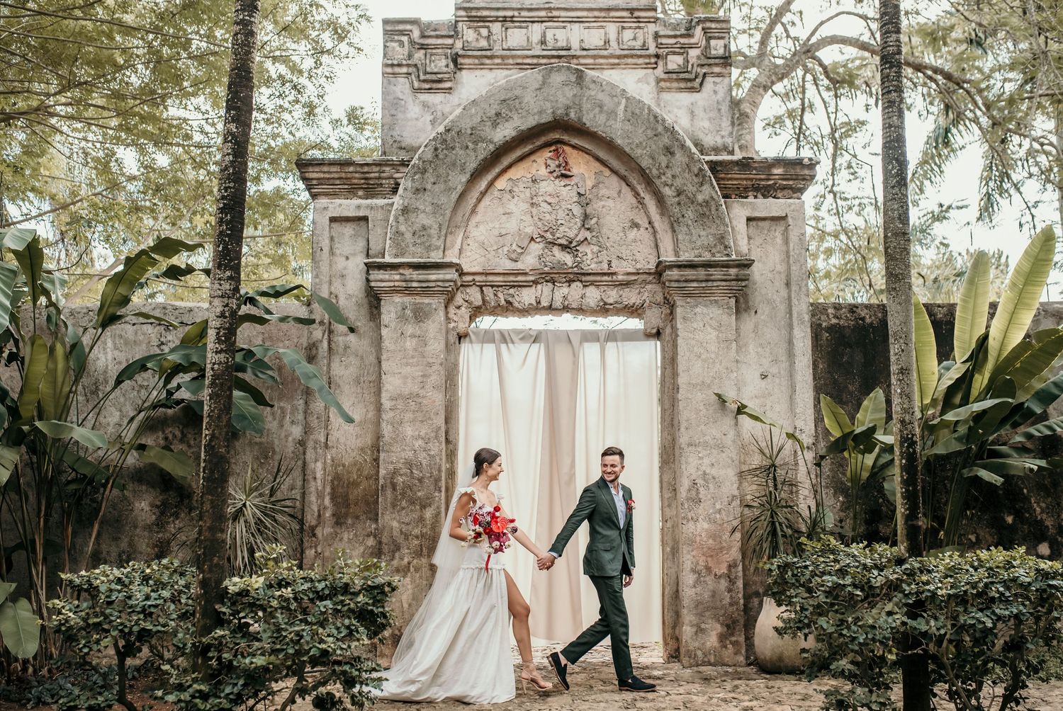 Candid hacienda wedding in Mérida Yucatán – authentic love story in Hacienda Sac Chich.