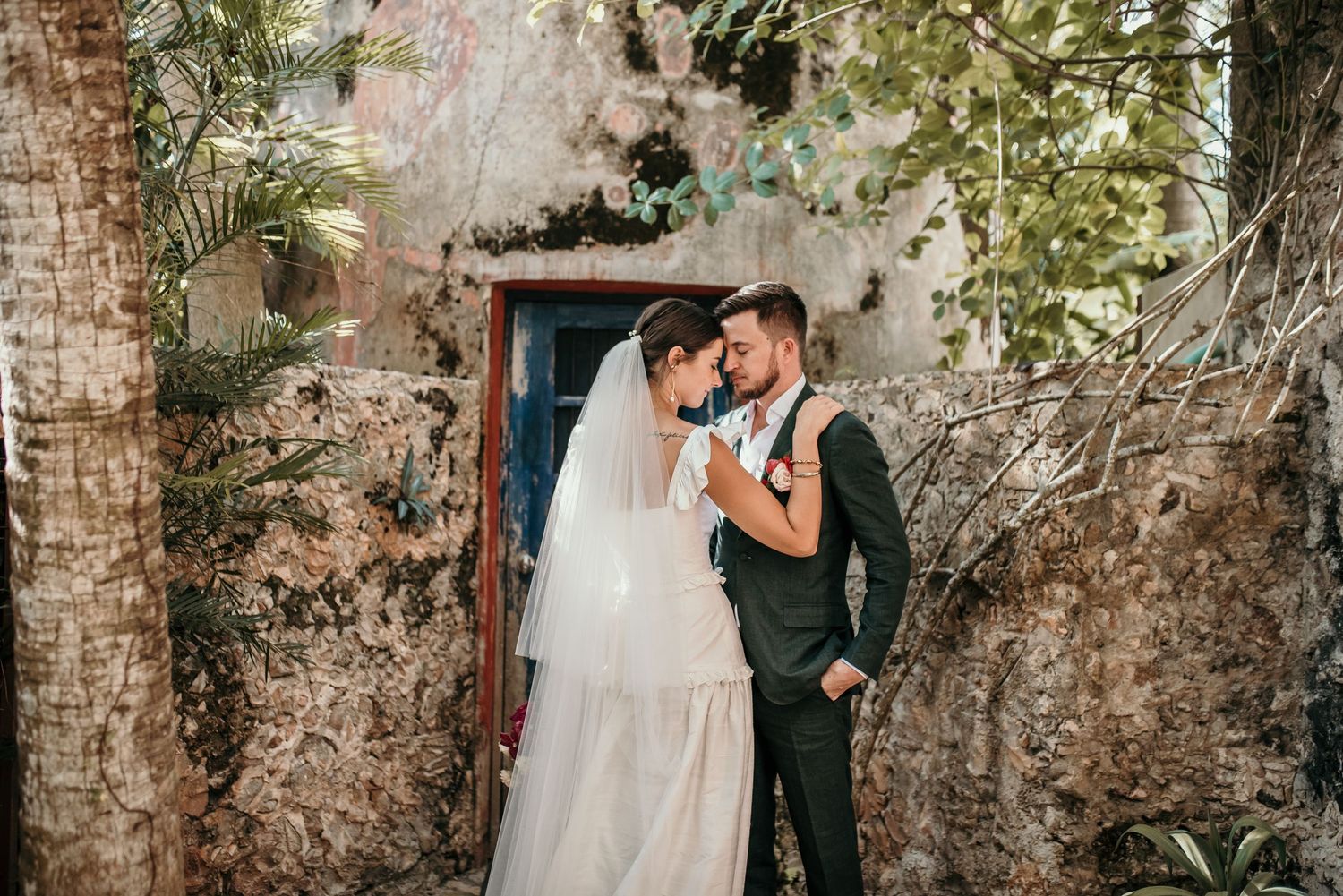 Candid hacienda wedding in Mérida Yucatán – authentic love story in Hacienda Sac Chich.