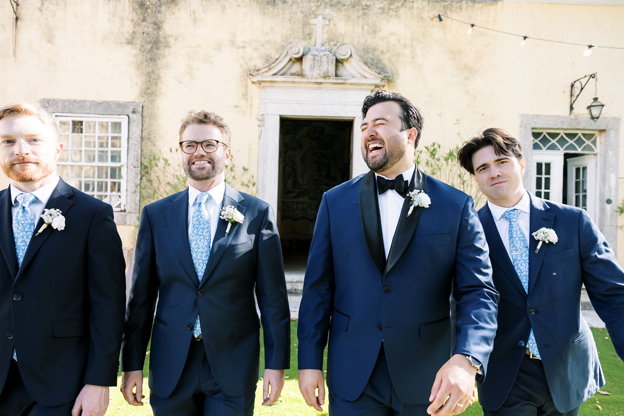 Fun bridal party photos at Quinta do Torneiro, photographed by a Lisbon wedding photographer