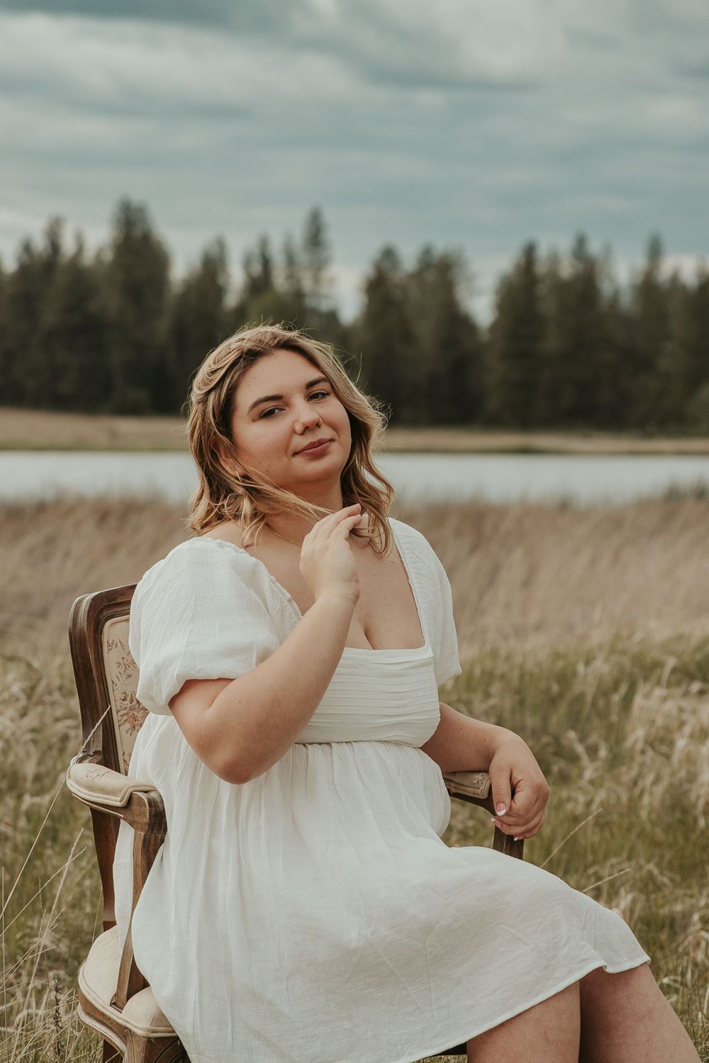 Outdoor senior photography. vintage-inspired styling. Charming senior portraits using vintage props and classic poses of a spokane wa senior