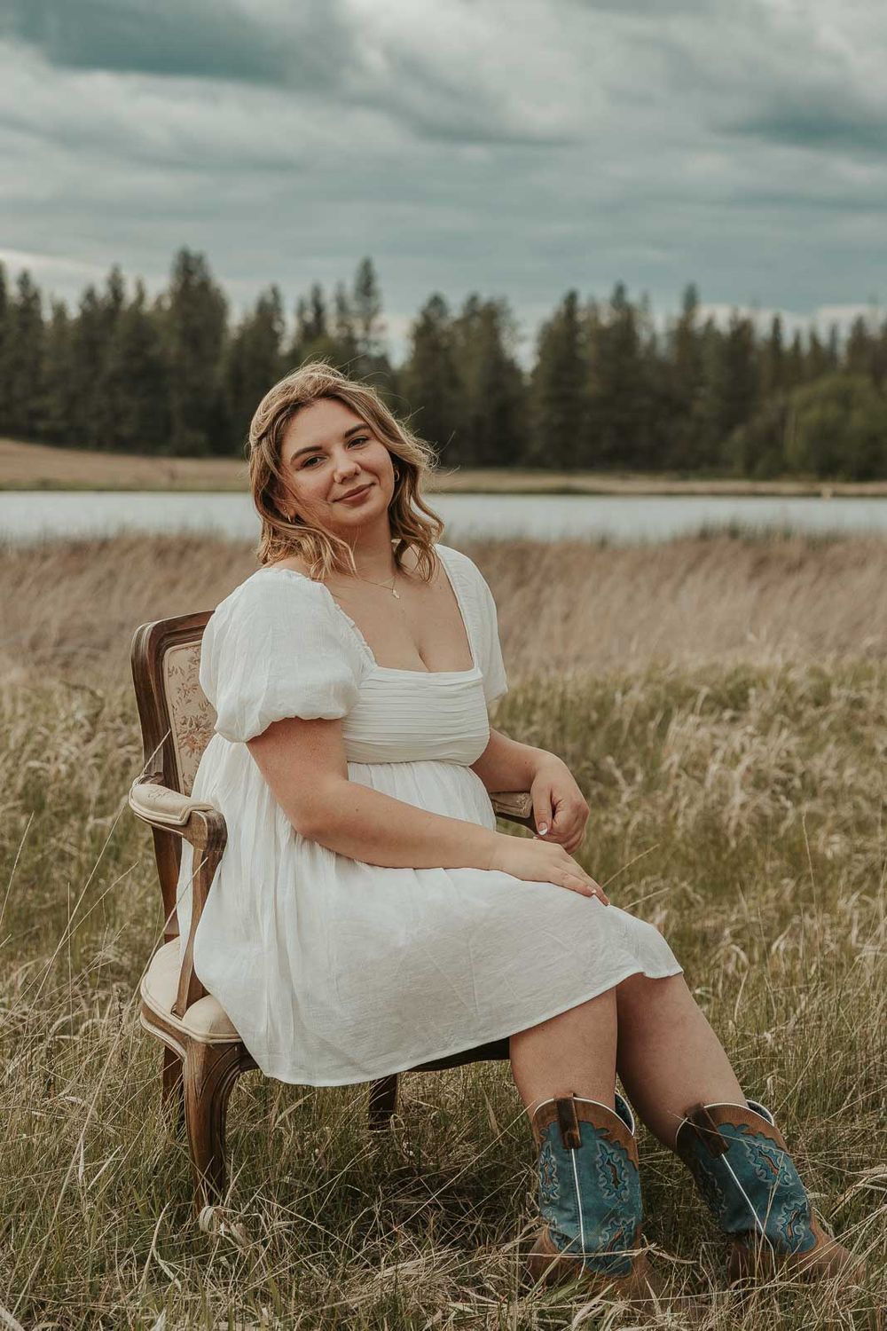Outdoor senior photography. vintage-inspired styling. Charming senior portrait using vintage props and classic poses of a spokane wa senior